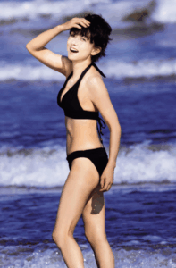 斉藤慶子さん美しい還暦の水着姿
