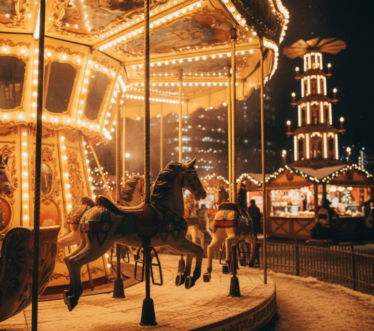 神宮外苑クリスマスマーケットの見どころの一つである、温かい光でライトアップされたアンティーク・メリーゴーラウンド。木彫りの馬が精巧に作られている。