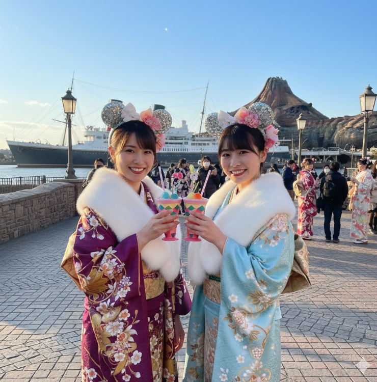 成人の日にディズニーシーで遊ぶ女性2人組