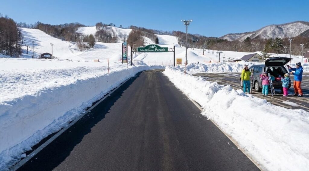 除雪が完璧に行き届き、アスファルトが露出したスキー場へのアクセス道路の様子