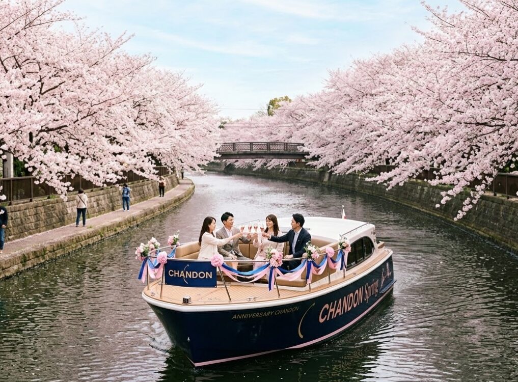 目黒川お花見シャンドンクルーズ2026のメインビジュアル。満開の桜のトンネルを、シャンドンのロゴが飾られた貸切クルーザーが優雅に進む様子。